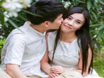 高强书记杨晓婷送礼：书记高强赠礼杨晓婷，情谊深厚显关怀-1