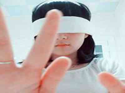 两个军人在车里舔我：烈日下舔冰为战友降温，军人暖心举动感动网友