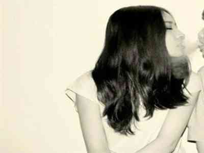 把 伸进女人的 打扑：偷窥女性私处，玩弄身体游戏