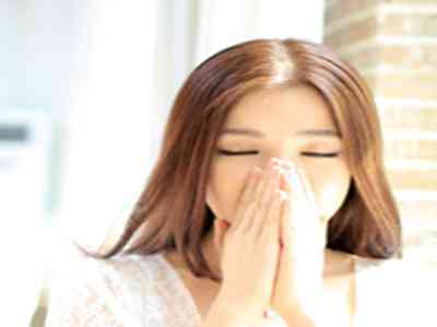 装睡滑进麻麻身体里:宝宝装睡意外滑入妈妈怀,温馨亲子互动萌翻网友-1