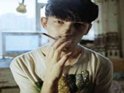 男人的 伸到男人 里爽的很：男性探索男性领域，愉悦至极